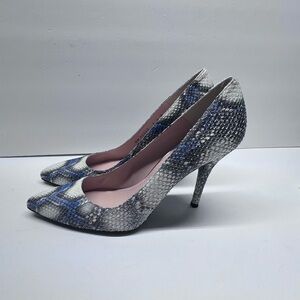 Stuart Weitzman stiletto Pumps size 9.5 M phyton print textured blue cream color